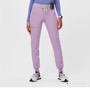 NWT Figs Zamora 2.0 Jogger Scrub Pants in Lavender Dew.